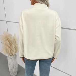 Veste en polaire crème pour femme avec col montant et passepoil marron, vue de dos