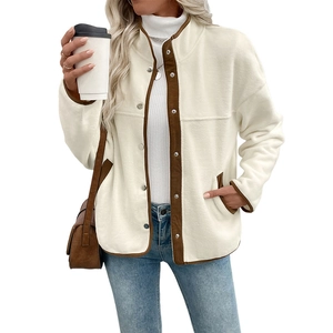Veste polaire femme crème avec bordures marron et boutons-pression pour l'automne