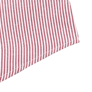 Gros plan détaillé du tissu rayé rouge et blanc avec des coutures de haute qualité