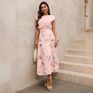 Ensemble chic pour femmes avec haut rose et jupe à imprimé floral mode été 2026