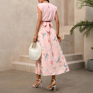 Ensemble chic haut rose à manches courtes et jupe à fleurs avec nœud pour femme