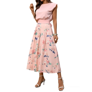 Ensemble élégant pour femme avec haut sans manches rose clair et jupe midi à fleurs roses
