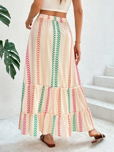 Detail eines gestuften Bohemian-Maxirocks mit buntem geometrischem Muster und Gummizug