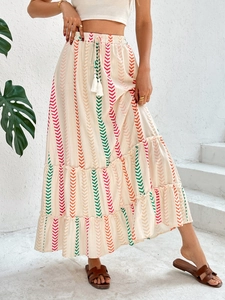 Details eines Boho-Stufenrockes mit lebhaften geometrischen Mustern und Quastenkordelzug