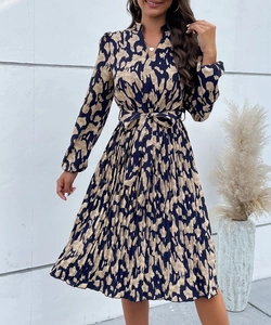 Détails rapprochés d'une robe longue à manches longues bleu marine avec imprimé abstrait beige