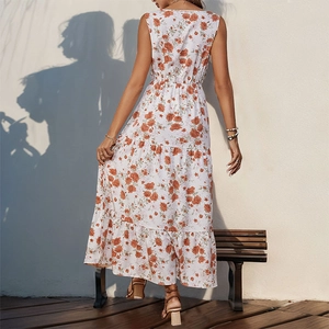Robe longue sans manches à fleurs avec jupe à volants et taille haute, vue de l'arrière