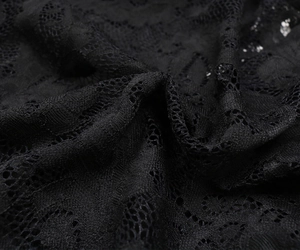 Macro de tissu en dentelle noire avec broderie florale et détails de maille fine