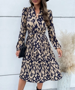 Détail de la robe à imprimé léopard bleu marine avec jupe plissée et lien taille
