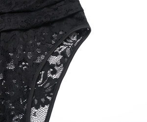 Gros plan sur le motif floral en dentelle et les détails de l'ourlet élastique noir