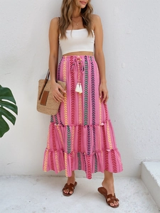 Detail eines rosa Boho-Stufenrockes mit geometrischem Print und Quastenkordelzug