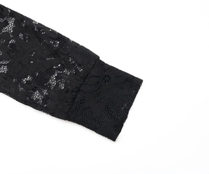 Gros plan détaillé sur la texture de dentelle florale et le poignet du body noir