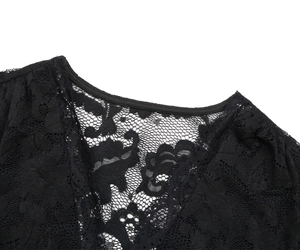 Gros plan sur la dentelle florale délicate et le col en V d'un body noir sexy