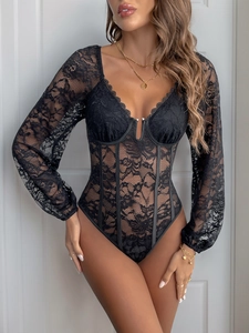 Détail du body en dentelle noire à manches longues avec décolleté en V et armatures corset