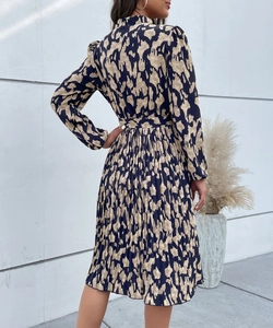 Détails d'une robe midi plissée bleu marine avec imprimé abstrait et ceinture nouée