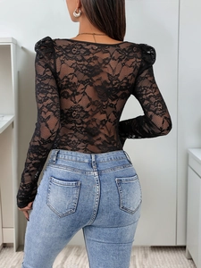 Vue détaillée du dos d'un body en dentelle noire avec manches bouffantes chic