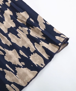 Détail du tissu à imprimé animal bleu avec couture de qualité sur une robe chemise