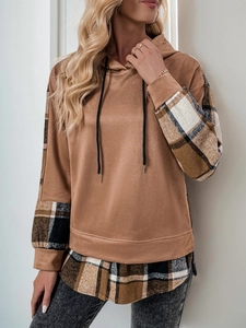 Détail du patchwork à carreaux et du tissu contrasté sur un sweat à capuche kaki femme