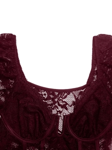Détail d'un body en dentelle bordeaux avec armatures et texture en maille transparente
