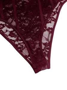 Détail du body en dentelle bordeaux montrant la texture florale et les rayures de support