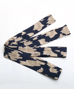 Vue détaillée de la ceinture en tissu à imprimé abstrait marine et kaki pour robe