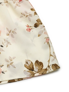 Vue détaillée de l'imprimé floral vintage sur tissu beige avec couture premium
