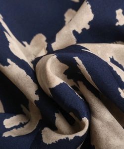 Détail du tissu bleu marine à imprimé abstrait avec texture sergée sur la robe longue
