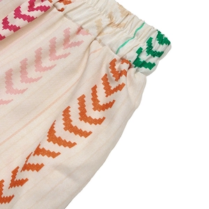 Detailansicht des Gummibunds und des bunten geometrischen Drucks auf dem Boho-Rock
