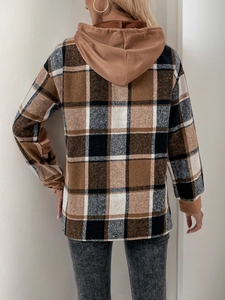 Détail du sweat à capuche à carreaux marron montrant la flanelle chaude et la coupe ample