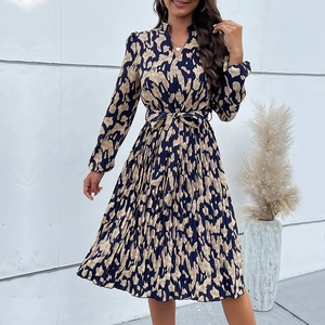 Abito midi a camicia plissettato blu scuro con stampa astratta e cintura in vita