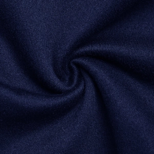 Gros plan du tissu en maille bleu marine montrant la texture fine et la souplesse du body