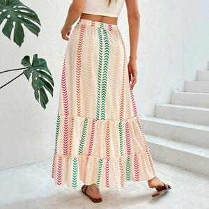 Boho-Maxirock mit bunten geometrischen V-Mustern und Rüschensaum für den Sommer