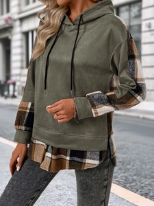 Détail d'un sweat à capuche vert olive avec manches à carreaux et ourlet superposé