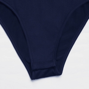 Gros plan sur les coutures à double aiguille et la texture du tissu du body bleu foncé