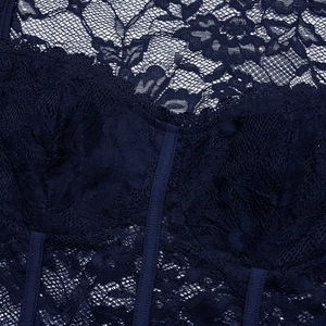 Vue détaillée de la dentelle florale bleu foncé et de l'armature du corset ajusté