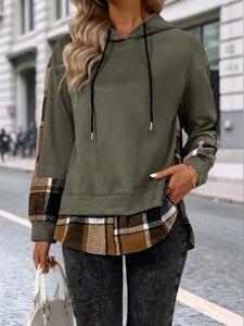 Détail du sweat à capuche vert armée avec manches et ourlet à carreaux, style décontracté
