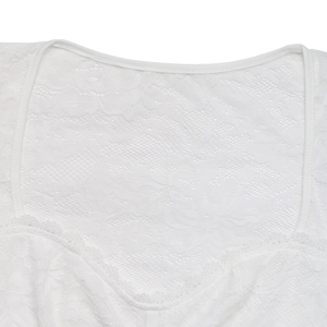 Détail du col carré et de la dentelle florale blanche raffinée sur ce body pour femme