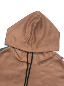 Détail d'un sweat à capuche marron en suédine avec patchwork à carreaux et cordons