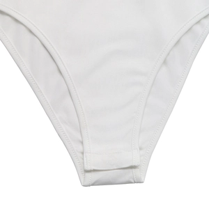 Vue détaillée de l'entrejambe et des coutures de finition du body en dentelle blanc