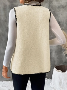 Vista posteriore del gilet sherpa panna con cuciture nere a contrasto e morbida texture
