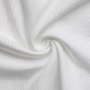 Vue macro du tissu en maille tricotée blanche respirante de ce body moulant pour femme