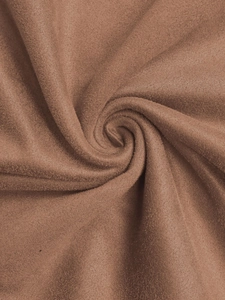 Détail rapproché du tricot à carreaux camel doux avec texture veloutée et drapé