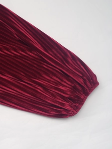 Détail du tissu en velours bordeaux plissé avec conception de poignet élastique