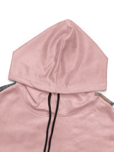 Détail du sweat à capuche rose en faux daim avec patchwork à carreaux et cordon noir