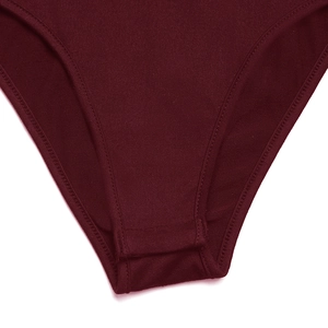 Détail de la fermeture à boutons-pression et des coutures sur un body bordeaux en dentelle