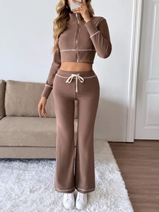 Detailansicht des braunen zweiteiligen Loungewear-Sets mit weißen Kontrastnähten und Kordelzug