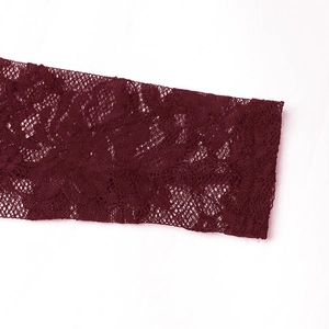 Détail du tissu en dentelle florale ajourée rouge vin avec motifs de maille complexe