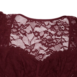 Détails de la dentelle rouge vin avec des motifs floraux complexes en crochet sur tissu