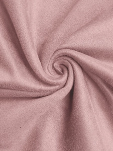 Vue macro détaillée de la texture du tissu velours rose doux avec finition pelucheuse