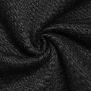 Gros plan du tissu en dentelle noire montrant la texture douce et le tissage fin