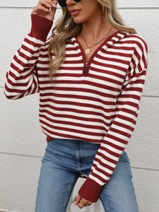 Dettaglio felpa con cappuccio a righe bianche e rosse con mezza zip e coulisse